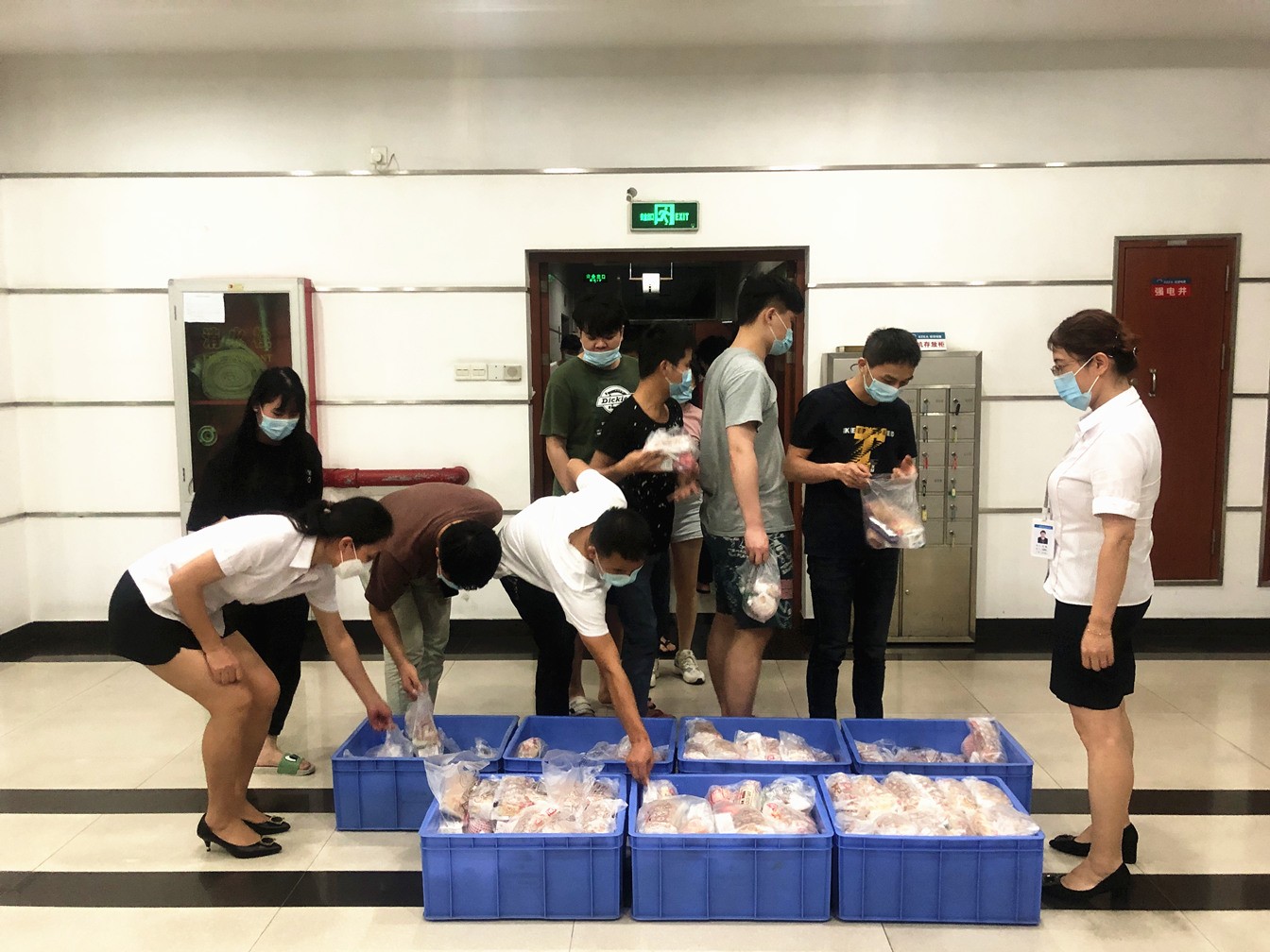 暖人心，鼓干勁 - 公司工會慰問一線加班員工